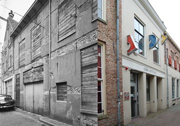 <p>De voorgevel van Papenstraat 9 voor de restauratie in 1972 (links) en in de huidige situatie. </p>
